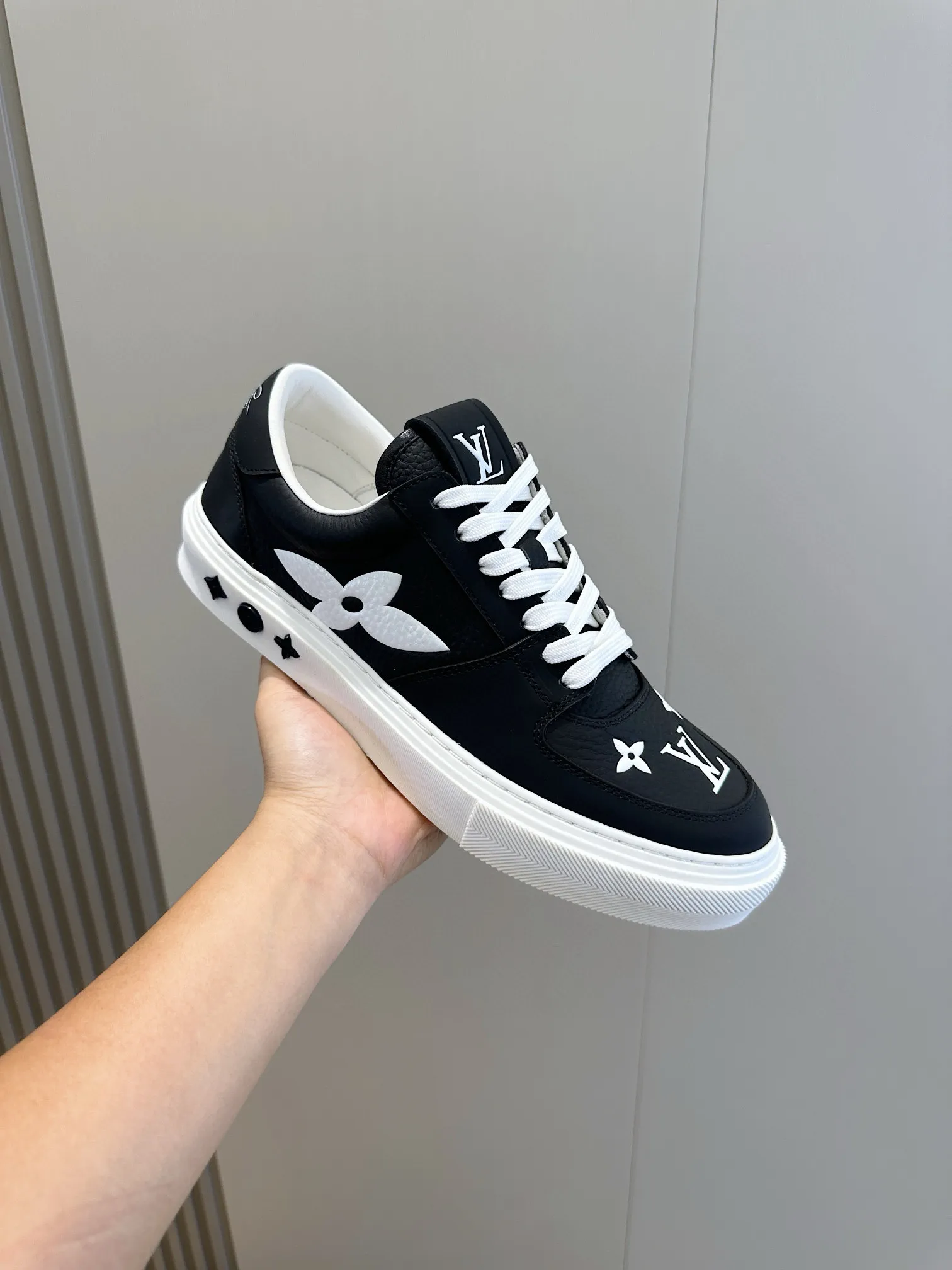 Factory price: 438💰LV full cowhide color-printed men's sneakers. This Ollie lace-up sneaker is made of floral embossed fabric, continuing the inspiration of the season's ready-to-wear collection. The laces are used to set off the gorgeous design, monogram flowers are embellished with transparent rubber outsole, and the brand logo is written on the back. Cowhide upper, cowhide lining, TPU outsole Size: 39-44 (customized at 38.45)